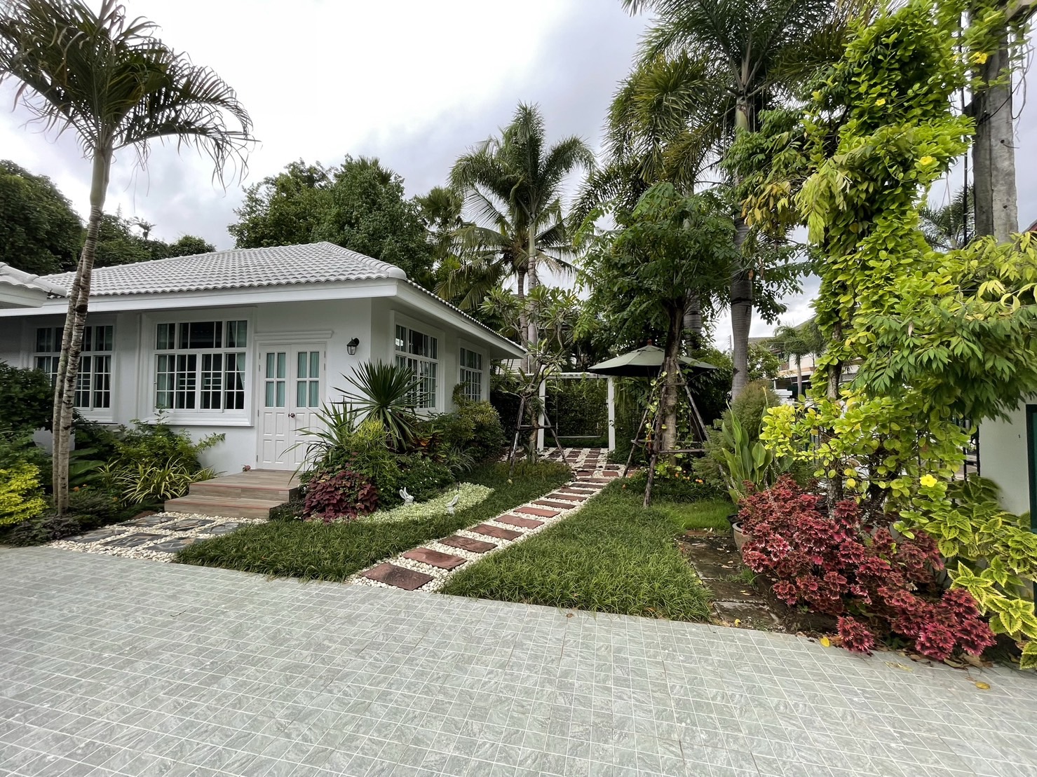 News refurbished 5 bedroom home with pool for sale-SHG-HS471