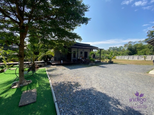 Beautiful property with 2 modern houses on a large plot of land in a semi-rural area in Doi saket