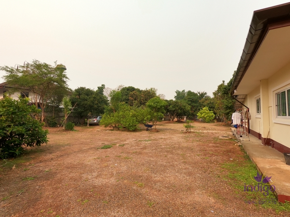 Beautiful large 4 bedroom house for sale with a large garden in Sanphakwan