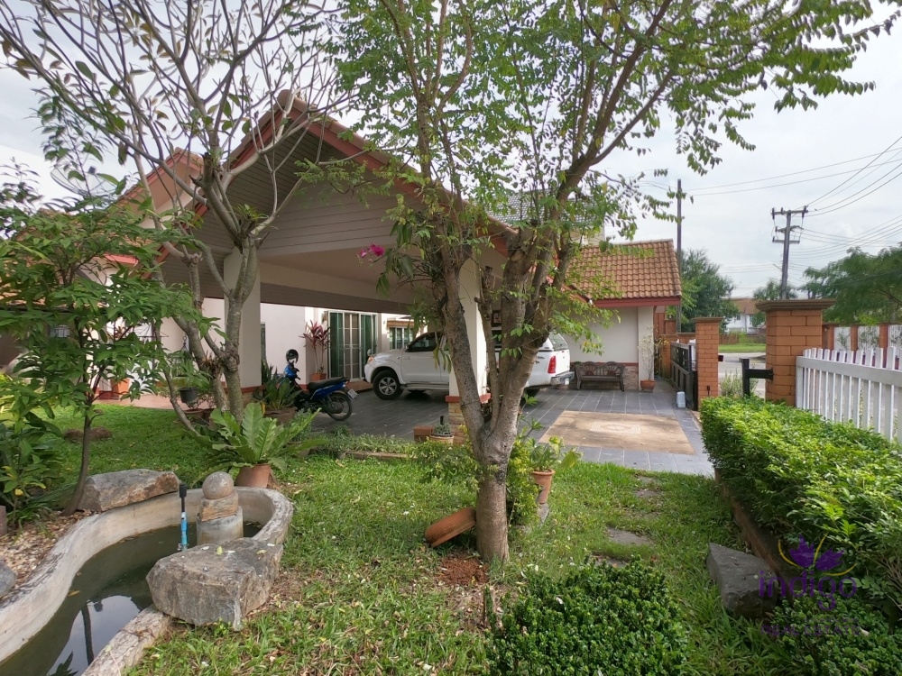 Immaculate property with 2 houses (6 bedrooms) for sale in an exclusive community close to Chiang Mai city.-I-4110