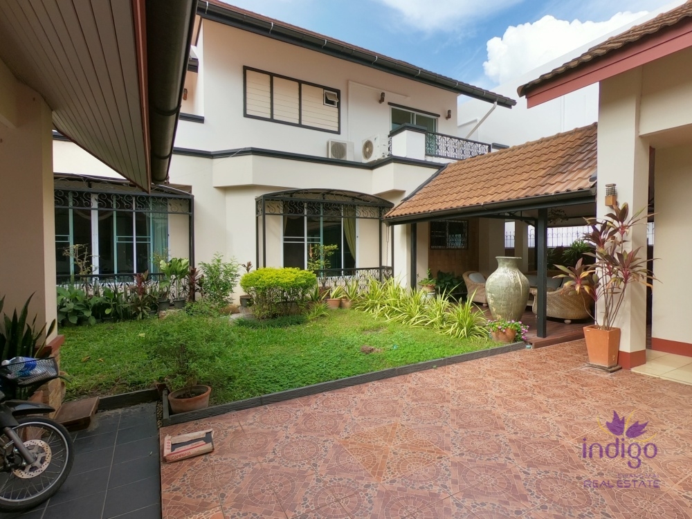 Immaculate property with 2 houses (6 bedrooms) for sale in an exclusive community close to Chiang Mai city.-I-4110