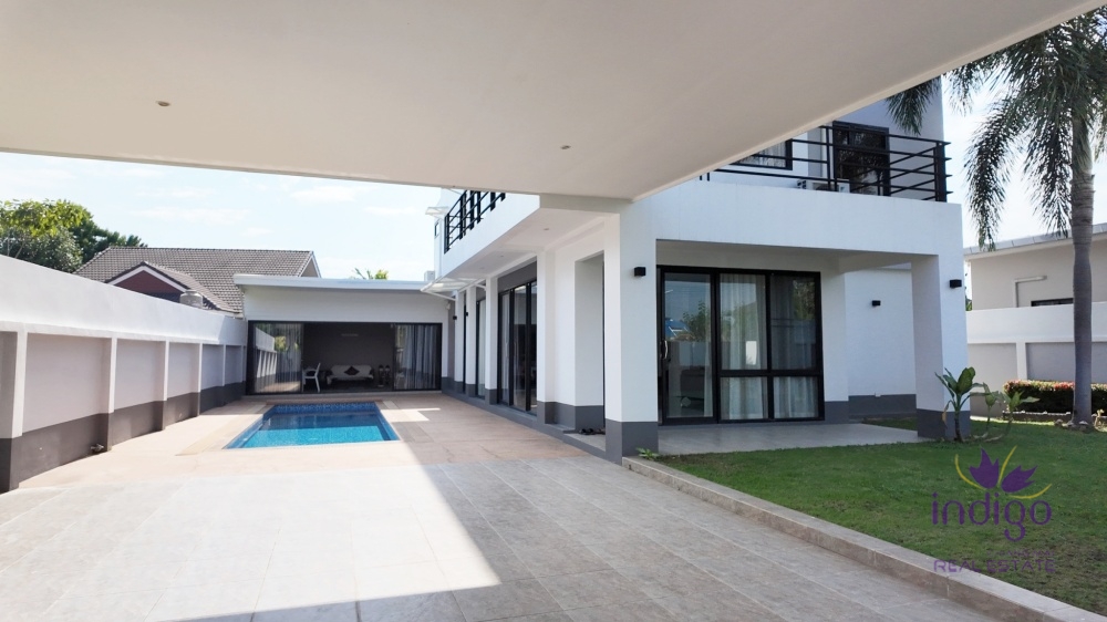 Price negotiable! Investment opportunity! 5 bedroom house with a private salt water pool for sale in Moo Baan Royal View