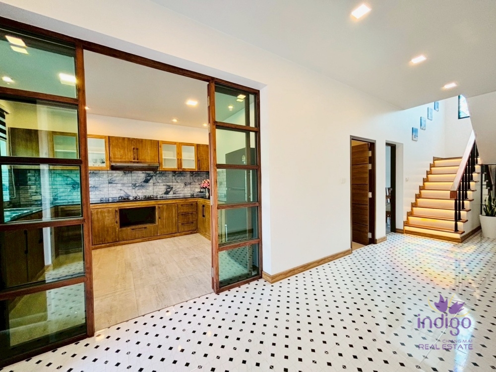 European style brand new 3 bedroom beautifully furnished home for sale with a fantastic western kitchen. Near Chiang Mai city!-I-4181