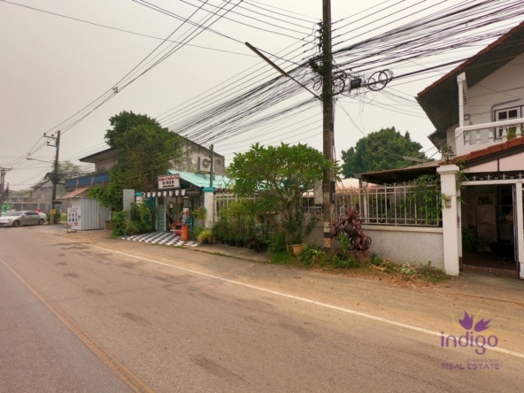 Great property with a house and a  restaurant business on the premises close to Big C Supercenter Hangdong