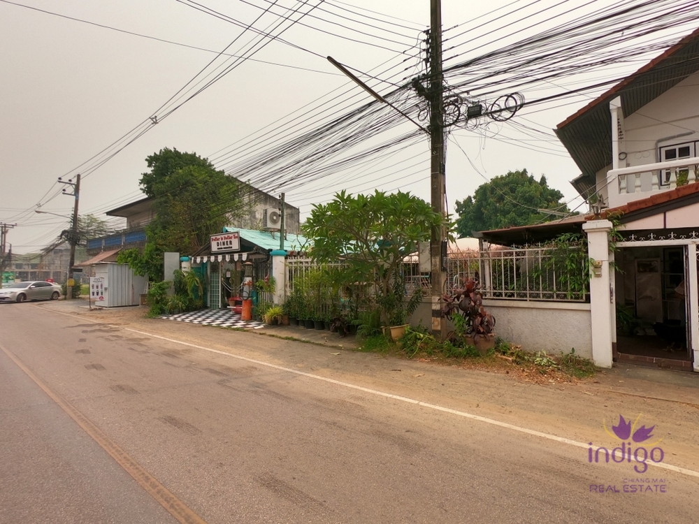 Great property with a house and a  restaurant business on the premises close to Big C Supercenter Hangdong