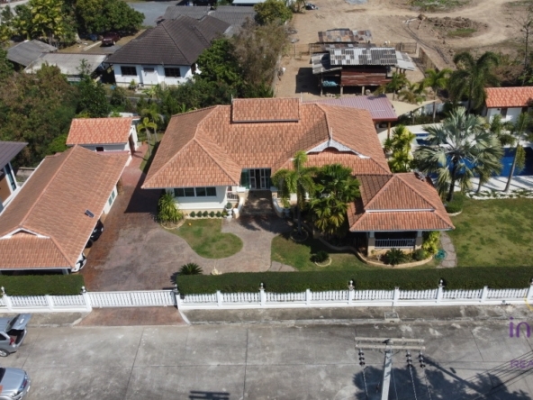 Beautiful 3 bedroom single storey pool villa with a large garden in a lovely gated community in San Kamphaeng