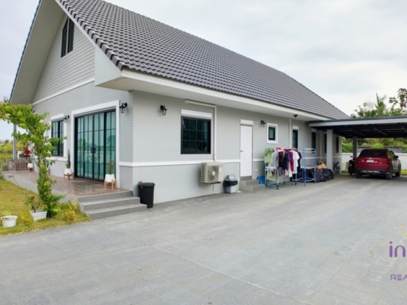 Lovely modern 3 bedroom single storey house for sale. Quiet