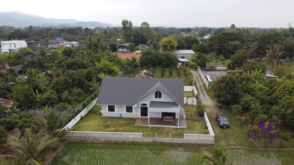 Lovely modern 3 bedroom single storey house for sale. Quiet