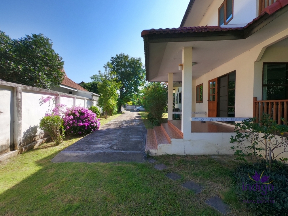 Walk to the local market! Wonderful 3 bedroom house with a large garden for sale in Sansai