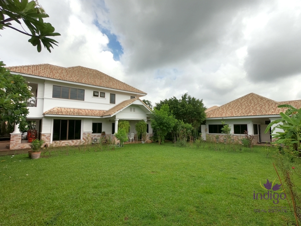classic-style residence with a private large garden in a peaceful neighbourhood close to Chiang Mai city.-I-3889