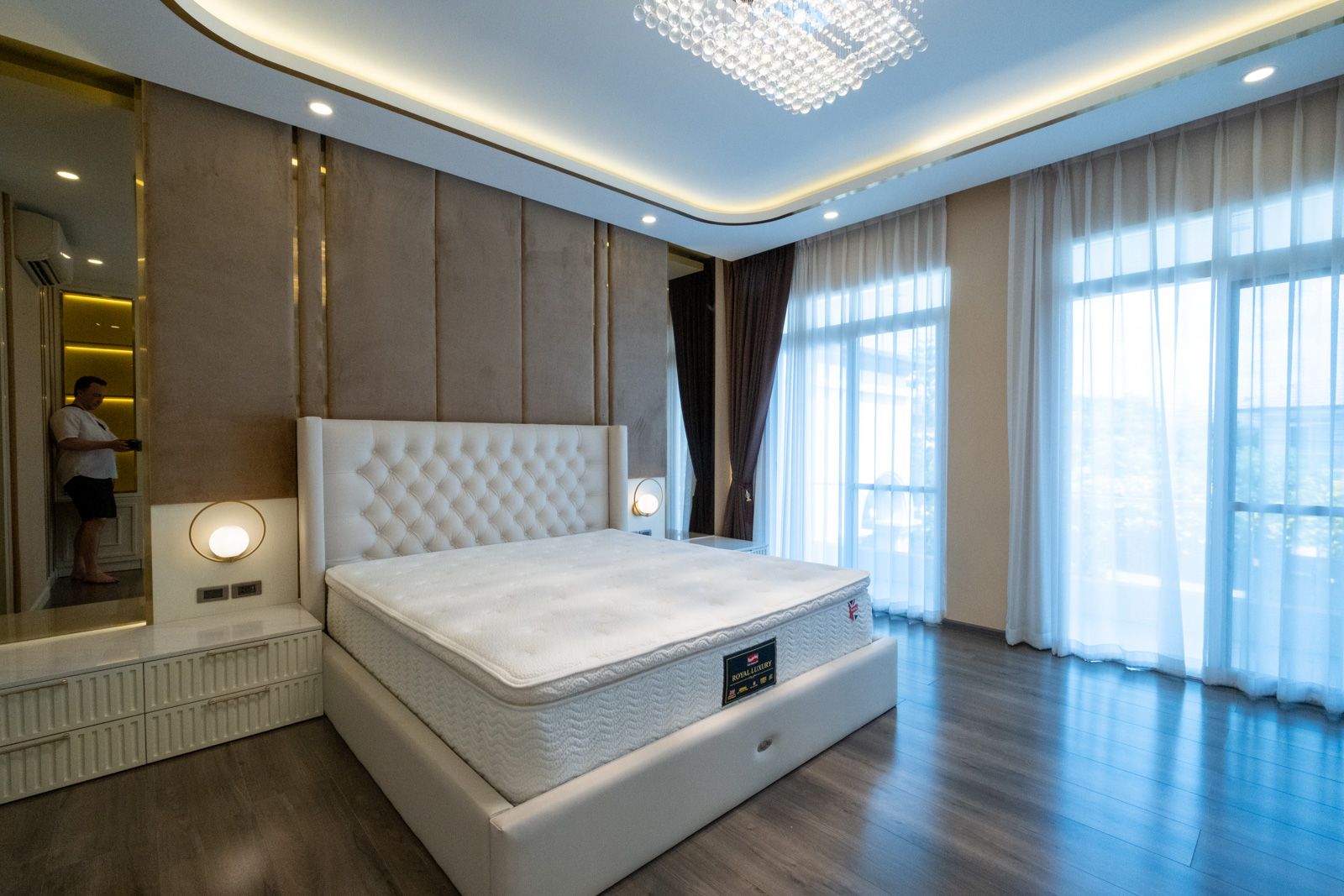 Luxury Residence in Serene Lake