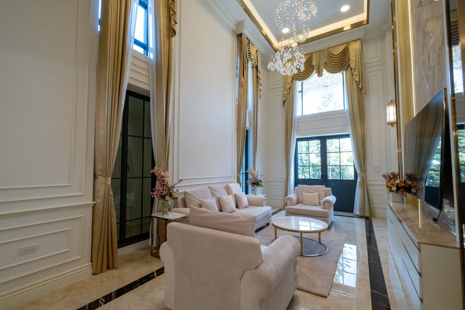 Luxury Residence in Serene Lake