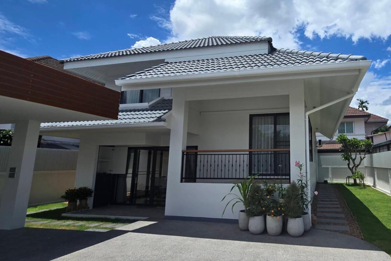 Modern 3-Bedroom in San Sai: Fully Furnished 2-Story Split-Level Near City-TNP-D1123